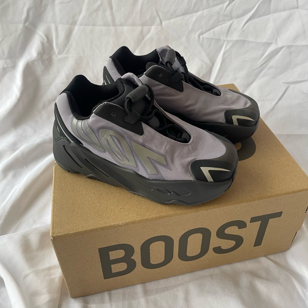 Yzy 700 MNVN size 8, kids. New, never used.